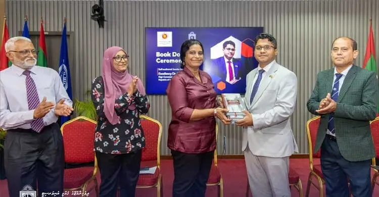 মালদ্বীপ ন্যাশনাল ইউনিভার্সিটিতে বাংলাদেশের হাইকমিশনারের বই উপহার
