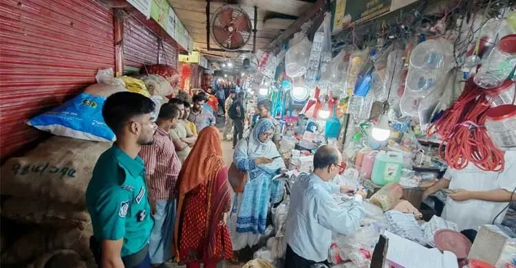চট্টগ্রামে তিন অবৈধ পলিথিন ব্যবসায়ীকে জরিমানা