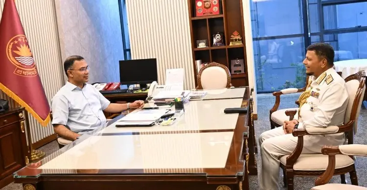 প্রধানমন্ত্রীর সঙ্গে বিদায়ী নৌবাহিনী প্রধানের সৌজন্য সাক্ষাৎ