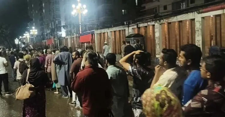 বৃষ্টিতে গণপরিবহন সংকট: রাতে ঘরে ফেরা নিয়ে কর্মজীবী নারীদের ভোগান্তি