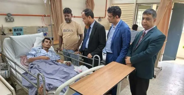 অসুস্থ প্রবাসী হারুনকে দেখতে হাসপাতালে বাংলাদেশ হাইকমিশনের প্রতিনিধিদল