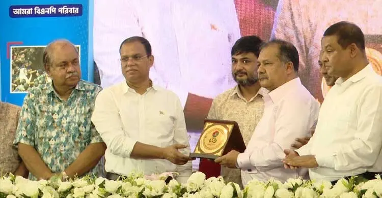 তথ্যমন্ত্রীর হাত থেকে ভিওডি বাংলার ডিএমডির সম্মাননা গ্রহণ