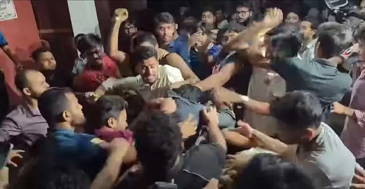 মধ্যরাতে ঢাবিতে প্রভোস্টকে উদ্ধার ঘিরে হাতাহাতি, ভিপি-জিএসসহ আহত ৬