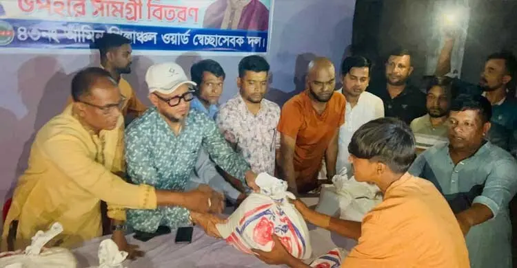স্বেচ্ছাসেবক দলের প্রতিষ্ঠাবার্ষিকীতে নগরে অসহায়দের মাঝে চাল বিতরণ