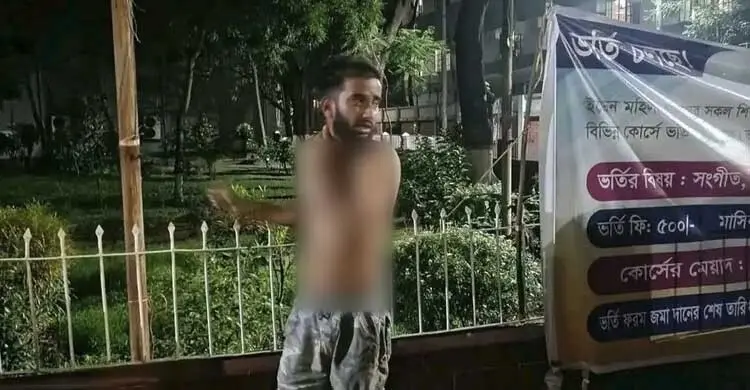 ইডেন ছাত্রীদের গোপনে ভিডিও ধারণ, যুবককে চুল কেটে পুলিশে সোপর্দ