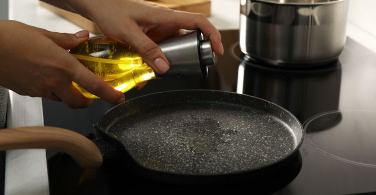 তৈলাক্ত থালা-বাসন পরিষ্কার করার সহজ কৌশল