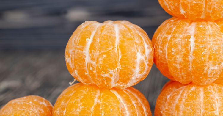 কমলা খেয়ে খোসা না ফেলে মুখে মাখবেন যে কারণে