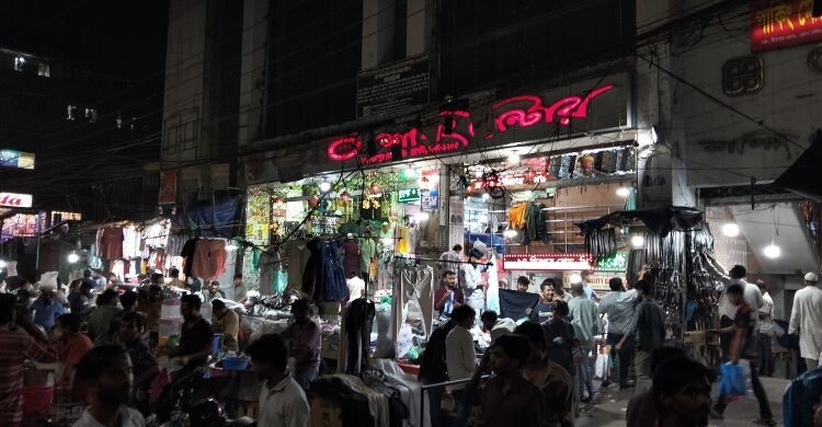 ঈদের কেনাকাটা: মধ্য রাতেও নিউমার্কেটে উপচে পড়া ভিড়