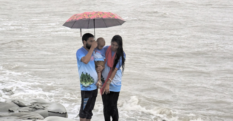 টানা ৪ দিনের বৃষ্টিতে ঘর বন্দি কুয়াকাটার পর্যটকরা