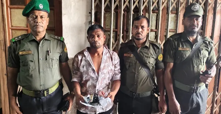 ঢামেকে চোর সন্দেহে আটক যুবকের ব্যাগে ছুরি ও ড্রাগ সিরিজ