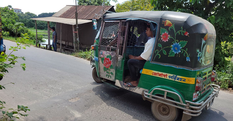 আড়াই কিলোমিটার সড়কে ১৮ গতিরোধক
