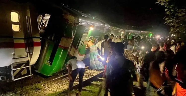 গৌরীপুরে লাইনচ্যুত তিন বগি রেখেই চট্টগ্রামের পথে বিজয় এক্সপ্রেস