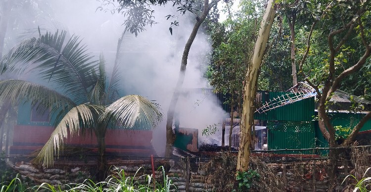 মাদক ব্যবসায়ীর বাড়িতে ভাঙচুর ও অগ্নিসংযোগ