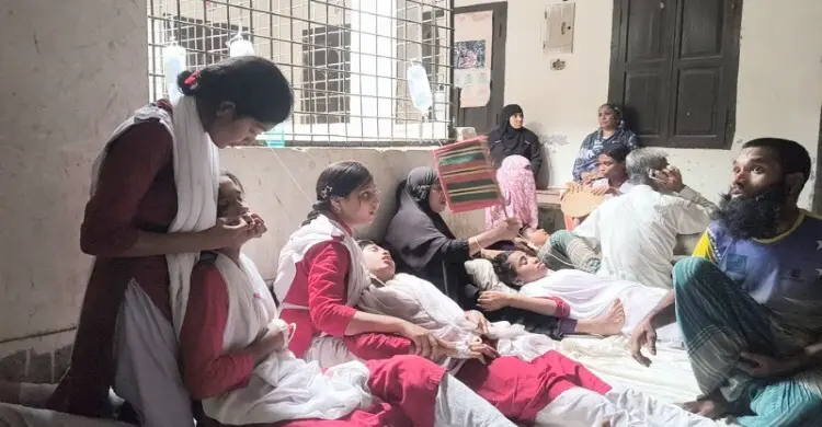 বরিশালে পারফিউমের ঘ্রাণে ১৫ শিক্ষার্থী হাসপাতালে