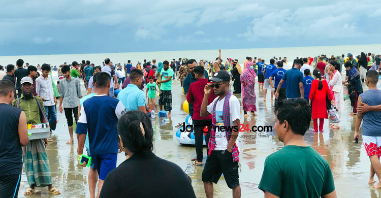 পর্যটক-দর্শনার্থীতে লোকারণ্য কক্সবাজার