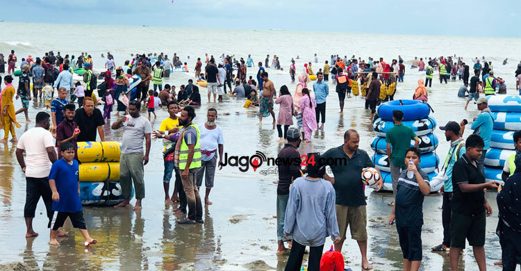 পর্যটক-দর্শনার্থীতে লোকারণ্য কক্সবাজার