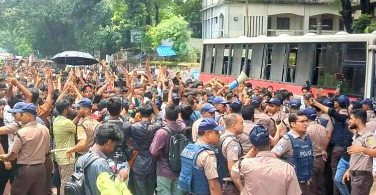 প্রধানমন্ত্রীর অনুষ্ঠানস্থলের পাশেই এইচএসসি পরীক্ষার্থীদের অবস্থান