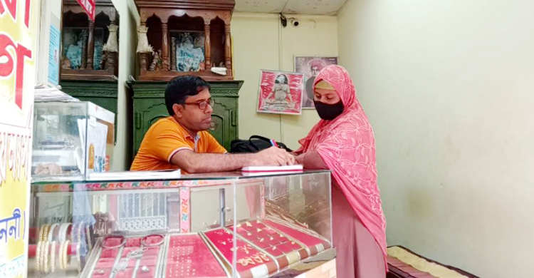 বাপ-দাদার সোনার ব্যবসায় ভাটা, ঝুঁকছেন অন্য পেশায়