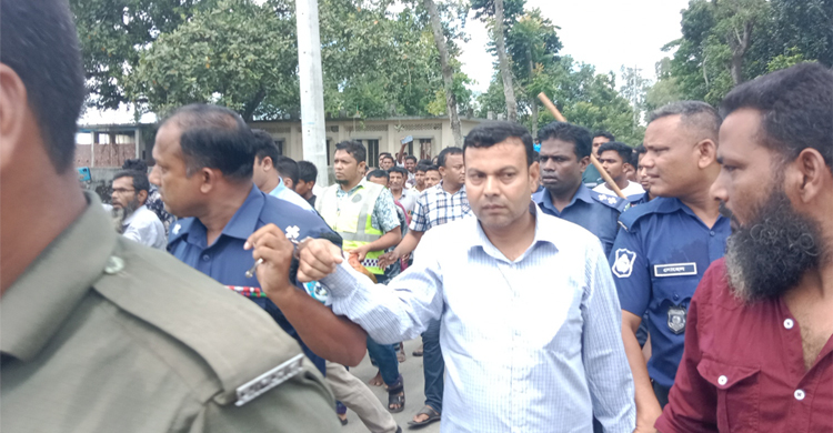 গ্রামবাসীর বিক্ষোভে স্কুলশিক্ষক গ্রেফতার
