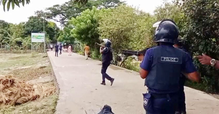 ২ প্রার্থীর সমর্থকদের মধ্যে সংঘর্ষ, পুলিশের রাবার বুলেট নিক্ষেপ