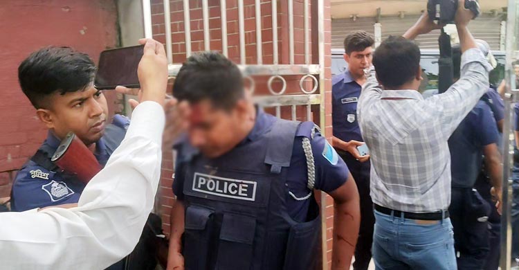 মুন্সিগঞ্জে একটি কেন্দ্র রণক্ষেত্র, ৪ পুলিশ সদস্য আহত