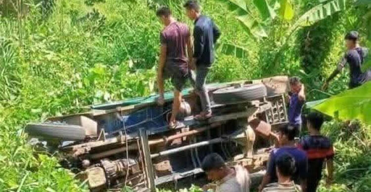 সাজেকে খুলনা বিশ্ববিদ্যালয়ের শিক্ষার্থী বহনকারী গাড়ি খাদে, নিহত ১