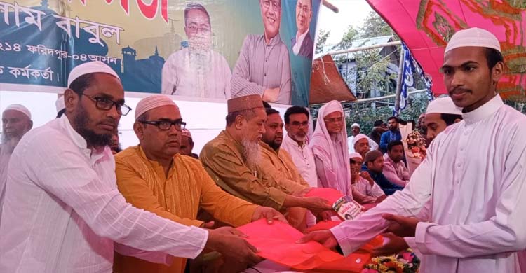 দীর্ঘদিন পর দেশে ফিরে দুই সহস্রাধিক এলাকাবাসীকে নিয়ে ইফতার প্রবাসীর