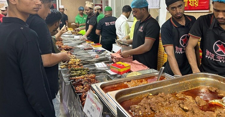 গুলশান-বনানীতে ইফতারির রাজকীয় সমাহার, চাহিদা বেশি খাসির হালিমের 