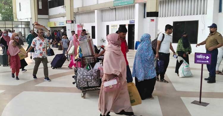 ট্রেনে ঢাকা ফিরছেন কর্মজীবী মানুষ