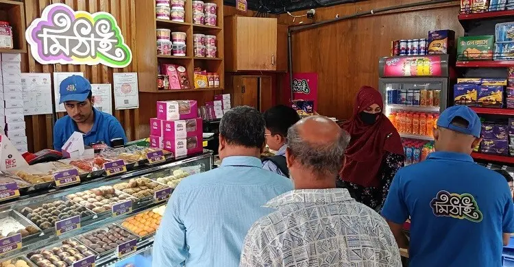 এসএসসির ফল প্রকাশের পর মিষ্টির দোকানে বিক্রি বেড়েছে