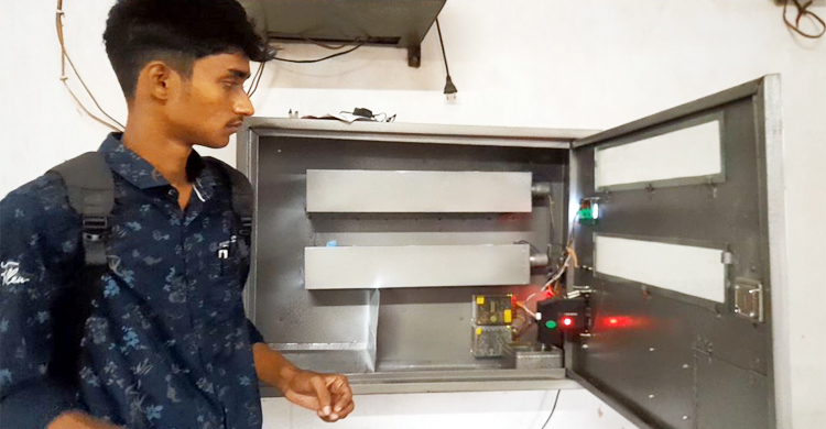 এবার স্যানিটারি ন্যাপকিন ভেন্ডিং মেশিন উদ্ভাবন করলেন তারিফ