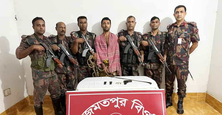 চাঁপাইনবাবগঞ্জে অস্ত্র-গুলিসহ যুবক আটক