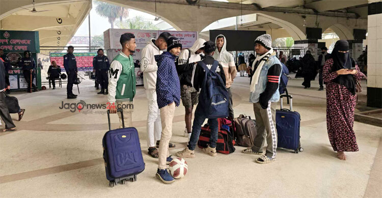 অনিশ্চিত ট্রেন যাত্রা, কমলাপুরে যাত্রী ভোগান্তি