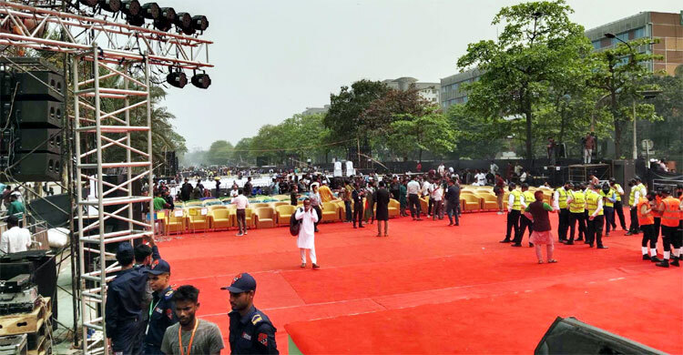 প্রস্তুতি শেষ, ভিড় বাড়ছে মানিক মিয়া অ্যাভিনিউয়ে