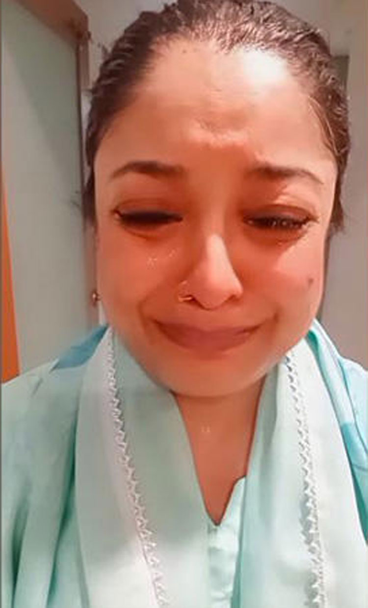 কাঁদতে কাঁদতে ভিডিও দিলেন নায়িকা