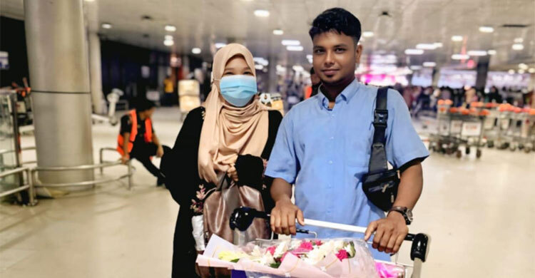 বাড়িতে মালয়েশিয়ান পুত্রবধূ, দেখতে ভিড় স্থানীয়দের