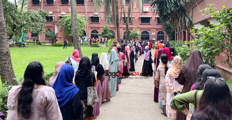 ছাত্রীদের কেন্দ্রগুলোতে ভোটারদের দীর্ঘ সারি