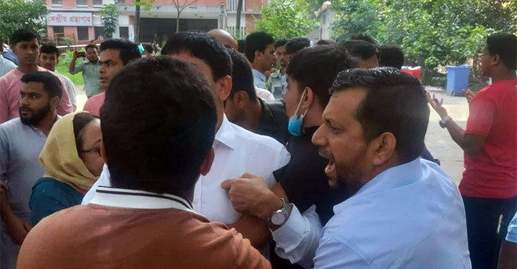 ঢাকা কলেজে শিক্ষক-শিক্ষার্থী ধস্তাধস্তি