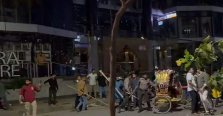 উত্তরায় রিকশাচালক-পুলিশের রাতভর সংঘর্ষ, শপিং কমপ্লেক্স ভাঙচুর