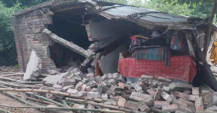 নিয়ন্ত্রণ হারিয়ে ঘরে ঢুকে পড়লো মাইক্রোবাস, ঘুমন্ত বাড়ির মালিক আহত