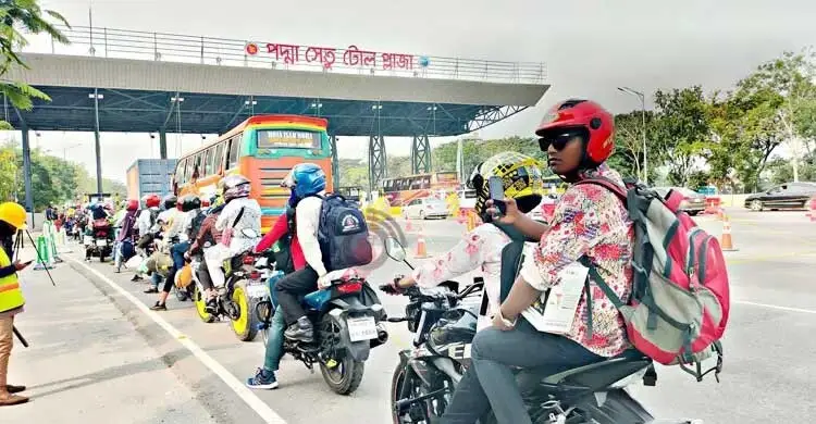 ঝুঁকি জেনেও মোটরসাইকেলে ২০ লাখ পরিবারের ঈদযাত্রা