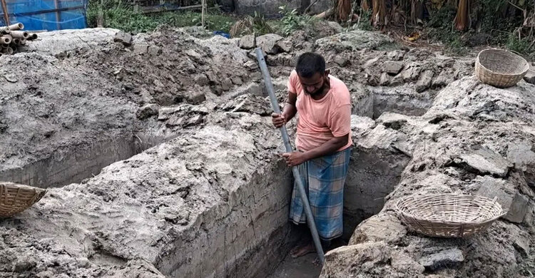 মোংলায় একদিনে একসাথে ৯ কবর খুড়লেন গোরখোদক ‍মুজিবর, বারেক, রমজান