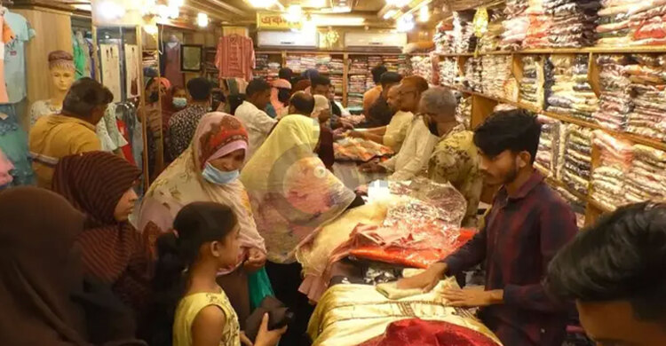 ময়মনসিংহে জমজমাট ঈদ বাজার, দাম বাড়লেও ক্রেতাদের ভিড় তুঙ্গে