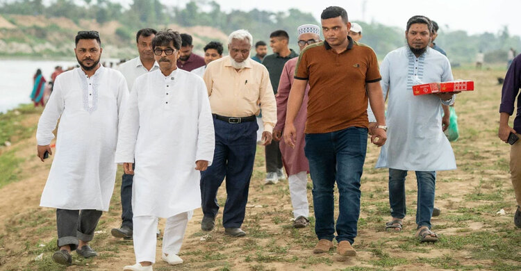 গোমতীর চরে যুবকদের সঙ্গে কৃষিমন্ত্রীর ইফতার