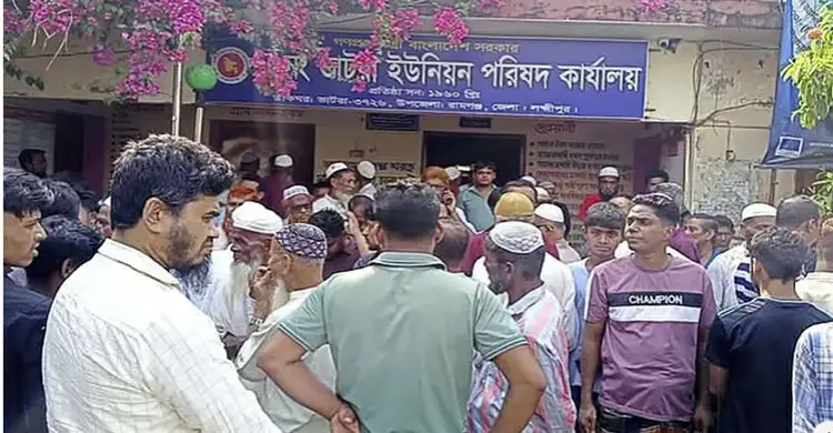 ইউপি চেয়ারম্যানকে বের করে কার্যালয়ে ছাত্রদলের তালা