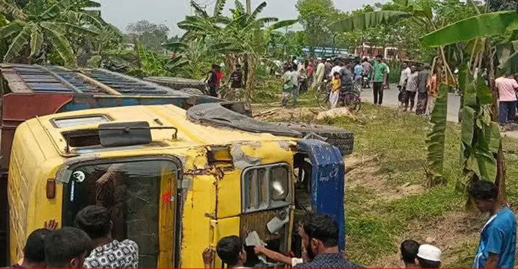 কিশোরগঞ্জে একদিনে সড়কে ঝরলো ৫ প্রাণ
