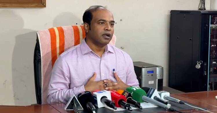 কমলাপুরে ঘরমুখো মানুষের স্রোত, নির্ধারিত সময়ে ছাড়ছে ট্রেন, রয়েছে কঠোর নিরাপত্তা