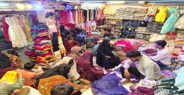 গাইবান্ধার ঈদবাজারে ফুটপাতে কেনাকাটার ধুম