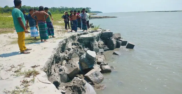 ড্রেজার দিয়ে রাতারাতি বালু উধাও, হুমকিতে হাইমচরের নদী রক্ষা বাঁধ