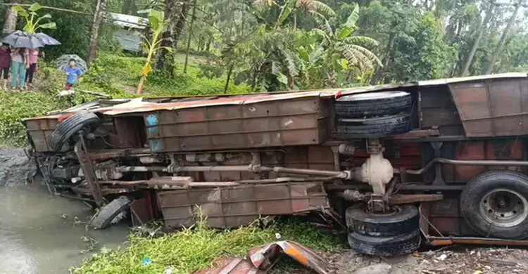 সাইড দিতে গিয়ে খালে পড়লো যাত্রীবাহী বাস